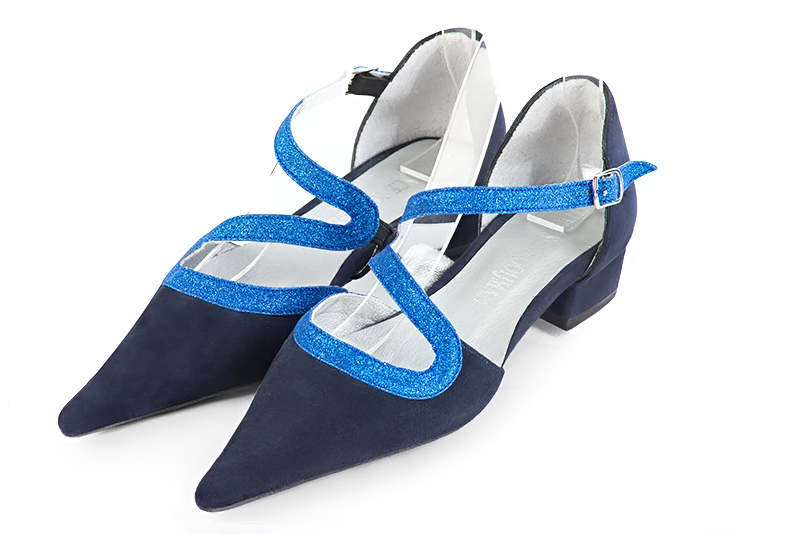Navy blue women's open side shoes, with snake-shaped straps. Pointed toe. Low block heels. Front view - Florence KOOIJMAN